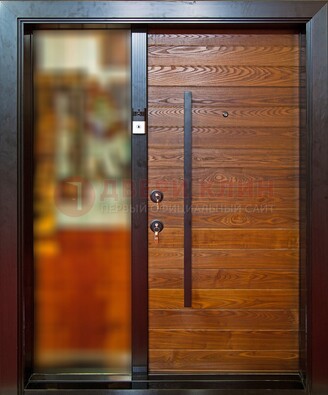Коричневая входная дверь c МДФ панелью и стеклом ЧД-38 в частный дом
